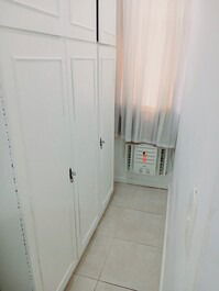 Quarto principal (maior) com armário dúplex 8 portas.