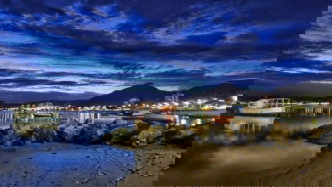 Hermoso apartamento. 2 dolor. parilla. en el balcón y hermosa vista al mar