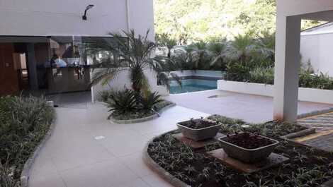 Hermoso apartamento. 2 dolor. parilla. en el balcón y hermosa vista al mar