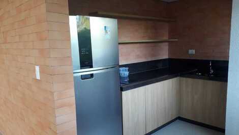 Hermoso apartamento. 2 dolor. parilla. en el balcón y hermosa vista al mar