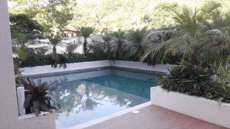 Hermoso apartamento. 2 dolor. parilla. en el balcón y hermosa vista al mar