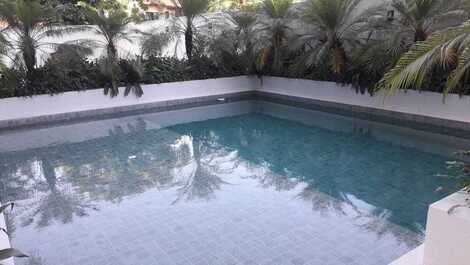 Hermoso apartamento. 2 dolor. parilla. en el balcón y hermosa vista al mar