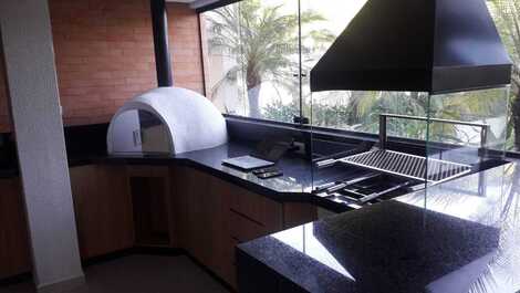 Hermoso apartamento. 2 dolor. parilla. en el balcón y hermosa vista al mar