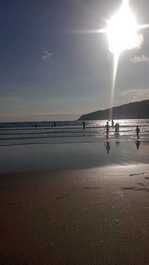 Tu pequeño rincón en la playa de Enseada: ¡apartamento amueblado en alquiler!
