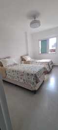 Quarto com duas camas de solteiro + auxiliares