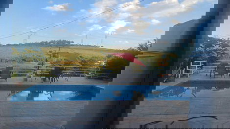 Chácara com piscina ao lado do pesqueiro.