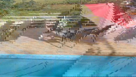 Chácara com piscina ao lado do pesqueiro.