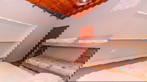 Quarto cama de casal com treliche