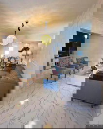 Sala de visita com estofado, poltrona, centro, espelho, mesinha de apoio de alto padrão 