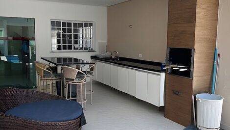 Casa c/ piscina em Cond, Boraceia - SP
