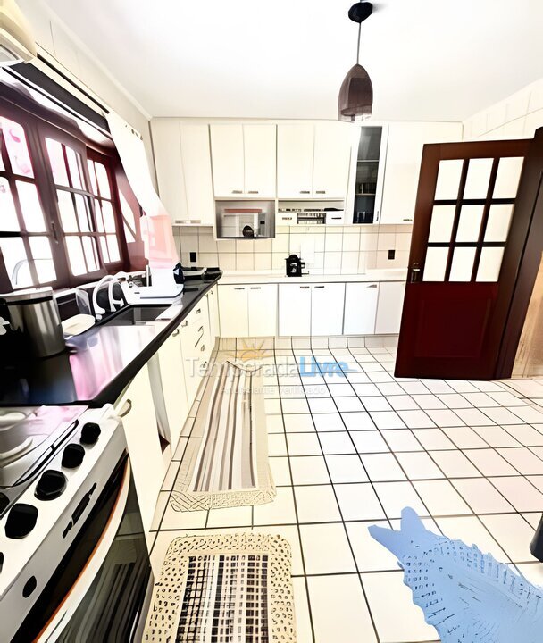 Casa para aluguel de temporada em Guarujá (Jardim Acapulco)