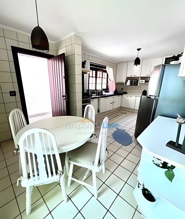 Casa para aluguel de temporada em Guarujá (Jardim Acapulco)