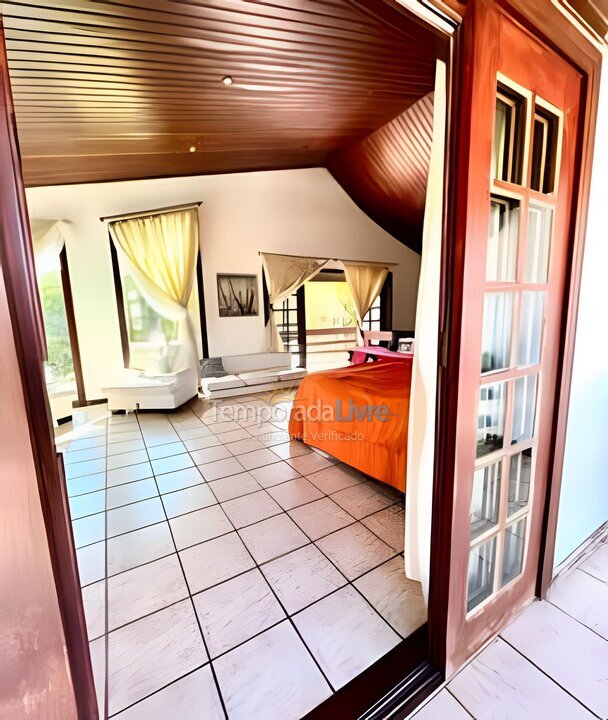 Casa para aluguel de temporada em Guarujá (Jardim Acapulco)
