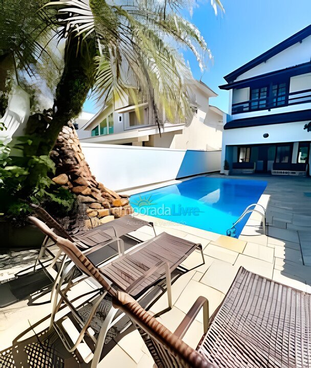Casa para aluguel de temporada em Guarujá (Jardim Acapulco)