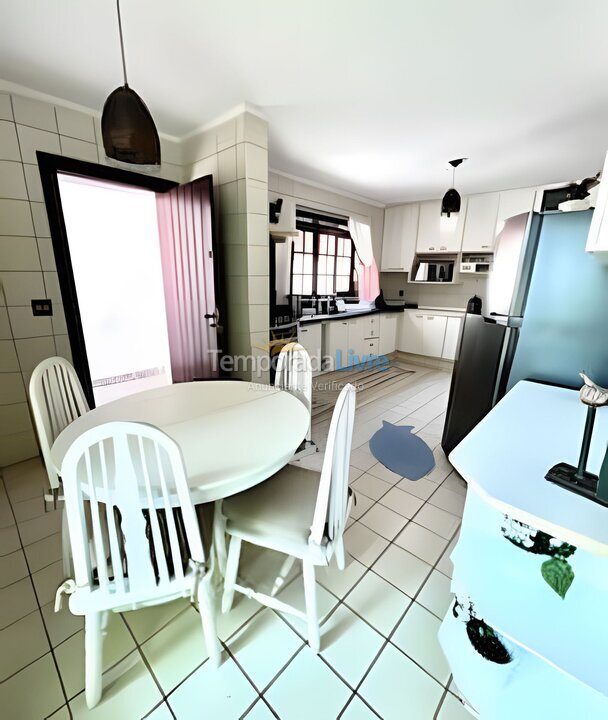 Casa para aluguel de temporada em Guarujá (Jardim Acapulco)