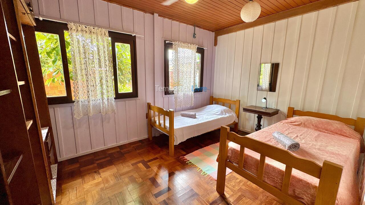 Casa para aluguel de temporada em Florianopolis (Campeche)