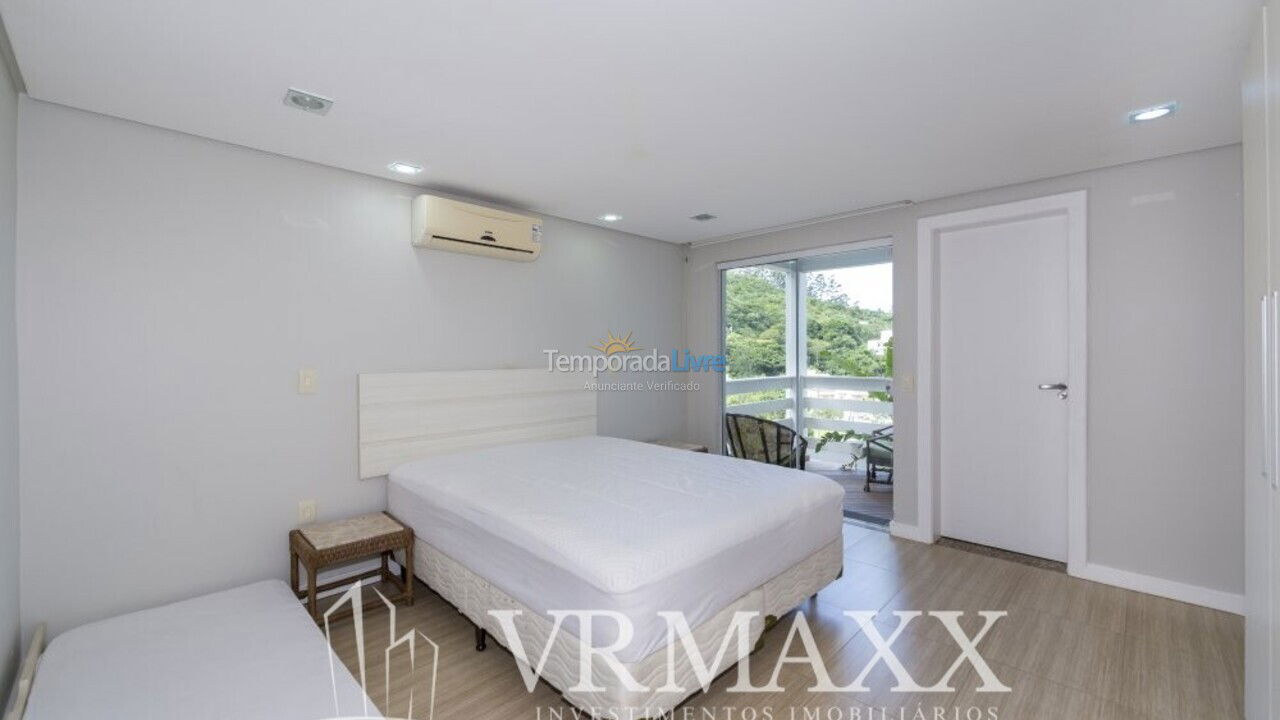 House for vacation rental in Bombinhas (Praia de Zimbros)