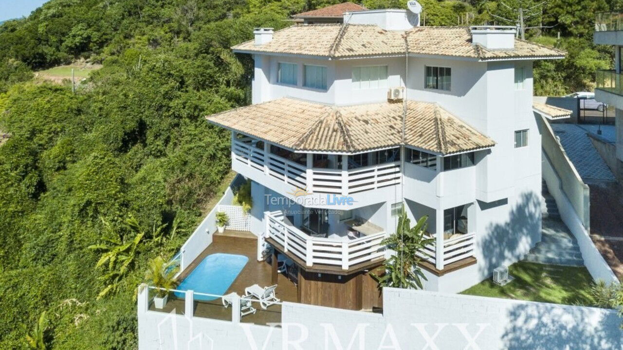 House for vacation rental in Bombinhas (Praia de Zimbros)