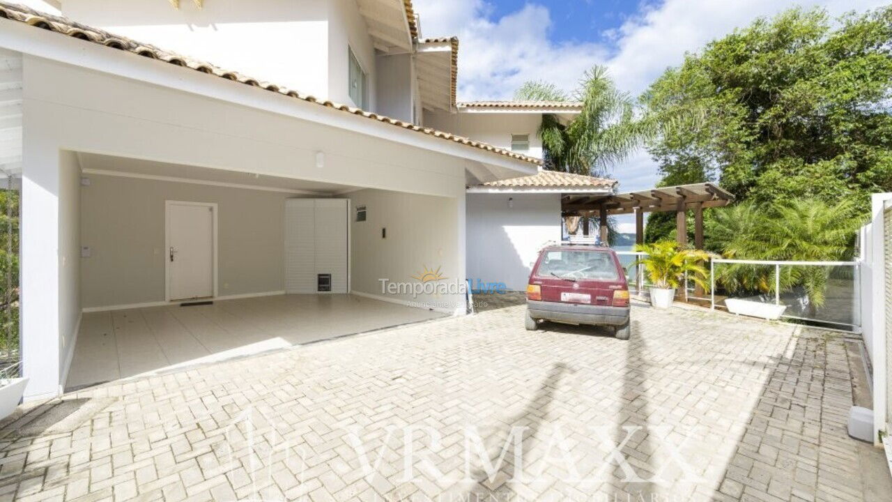 House for vacation rental in Bombinhas (Praia de Zimbros)