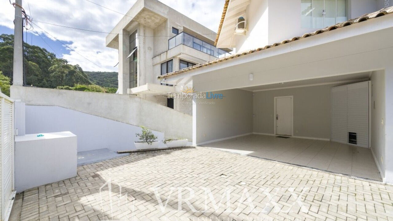 House for vacation rental in Bombinhas (Praia de Zimbros)
