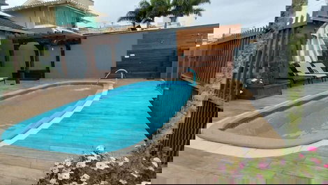 CASA DE ALTO STANDARD CON PISCINA CERCA DE LA PLAYA Y COMERCIOS EN GENERAL