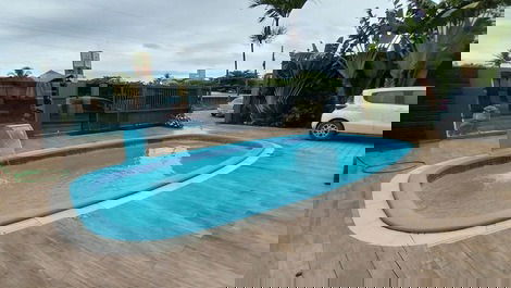 CASA DE ALTO STANDARD CON PISCINA CERCA DE LA PLAYA Y COMERCIOS EN GENERAL