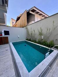 Piscina privativa e aquecida 