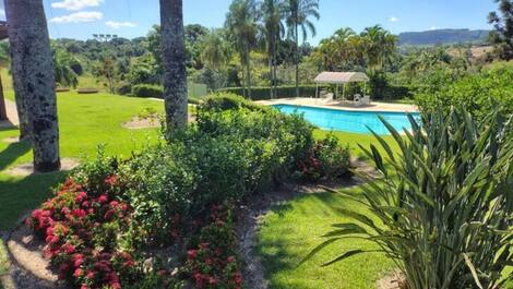 Piscina vista do jardim em frente aos quartos