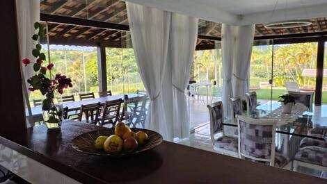 Mesa de jantar e mesa da churrasqueira vistas da cozinha