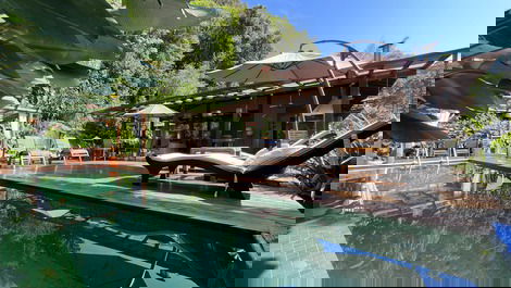 Casa de Alto Padrão a 100m da Praia de Camburi – Exclusividade e Lazer
