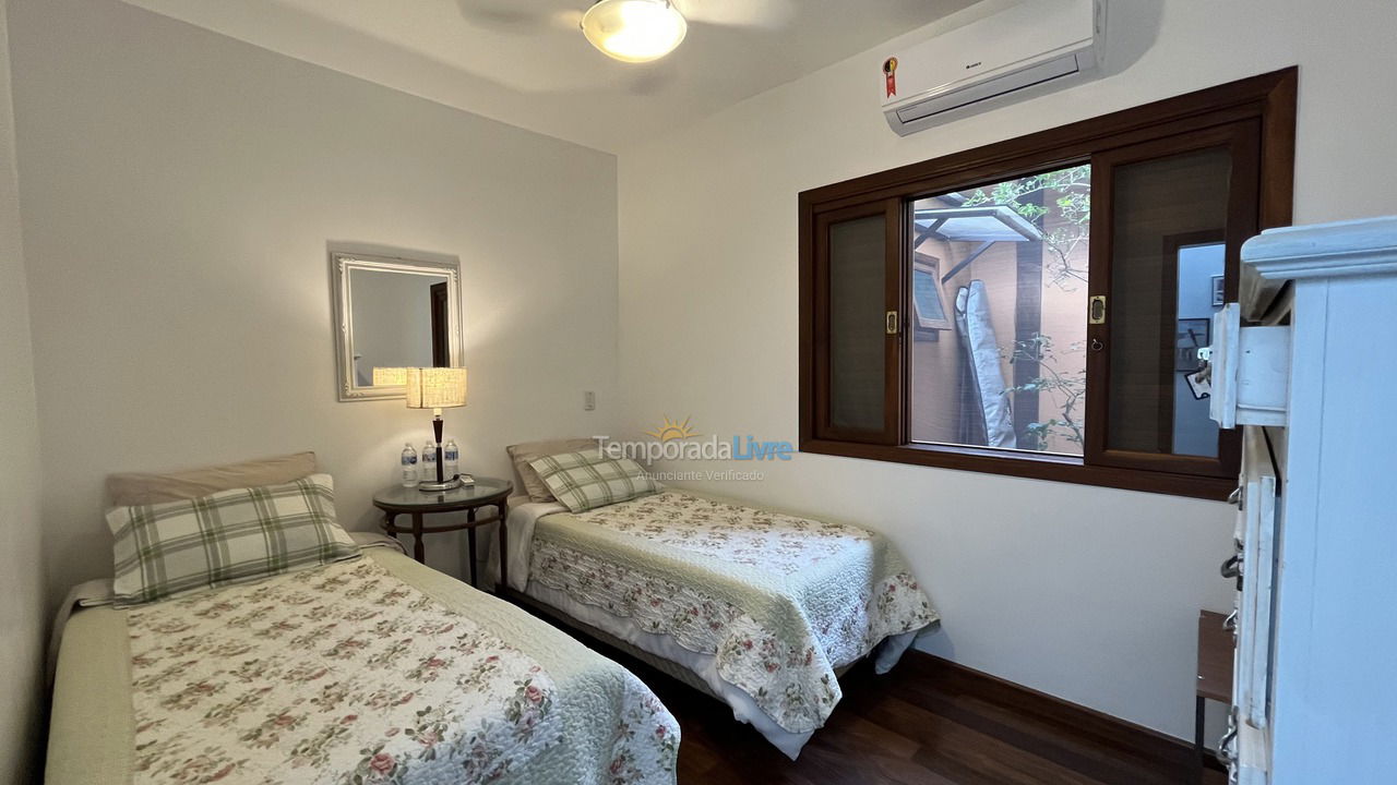 Casa para aluguel de temporada em São Sebastião (Camburi)
