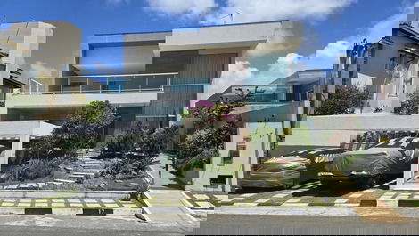 House with 5 air-conditioned suites, access to the beach and river in a gated community