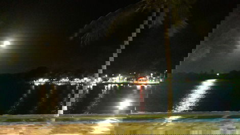 Vista frente lago noite de lua cheia