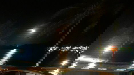 Vista frente lago noite de lua cheia