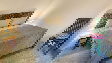 Dormitório com cama de casal