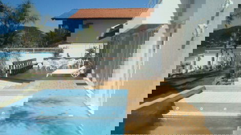 C002 - Casa con 5 Suites a orillas del mar en la playa de Bombinhas.