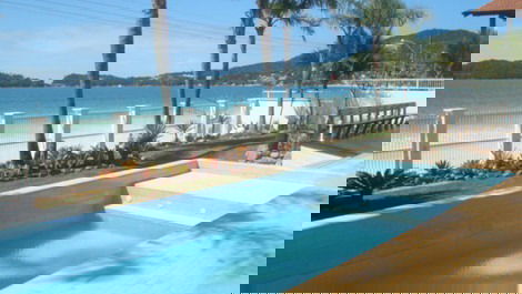 C002 - Casa con 5 Suites a orillas del mar en la playa de Bombinhas.