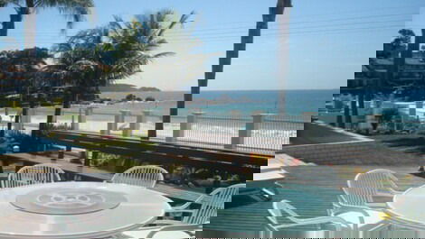 C002 - Casa con 5 Suites a orillas del mar en la playa de Bombinhas.