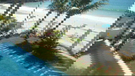 C002 - Casa con 5 Suites a orillas del mar en la playa de Bombinhas.