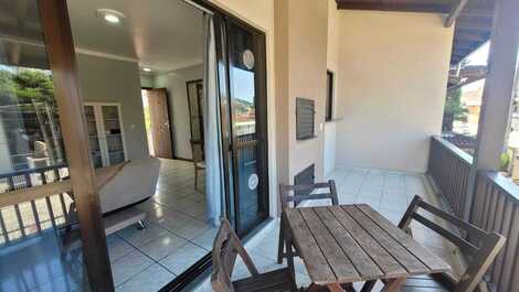 001F - Hermoso apartamento de 1 dormitorio en el centro de Bombinhas.