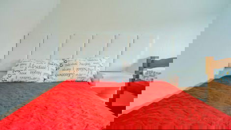 Quarto com uma cama de casal e duas camas solteiro 