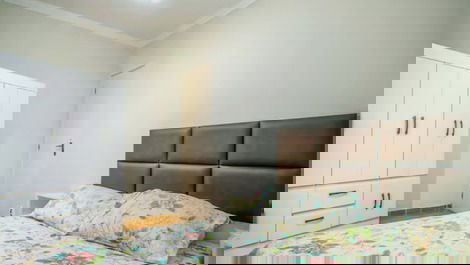 Quarto com uma cama de solteiro e suíte 