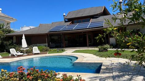 CASA COM 3 SUÍTES E PISCINA