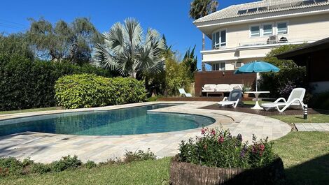 CASA COM 3 SUÍTES E PISCINA