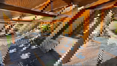 CASA COM 3 SUÍTES E PISCINA
