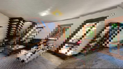 CASA COM 3 SUÍTES E PISCINA