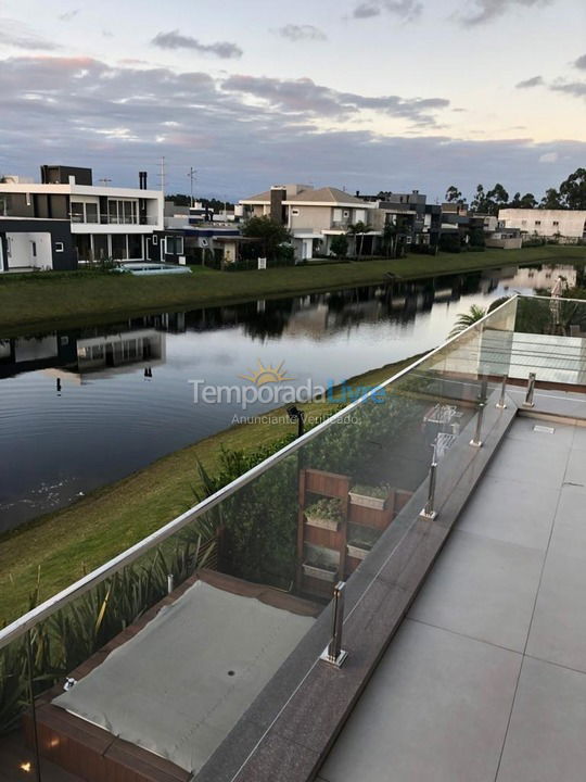 Casa para aluguel de temporada em Capão da Canoa (Parque Antártica)