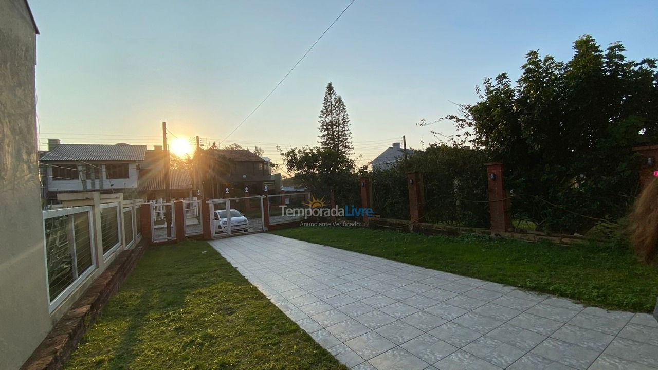 Casa para aluguel de temporada em Capão da Canoa (Zona Nova)