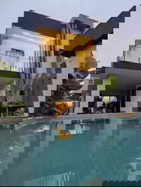 Sobrado Alto padrão com piscina em Itapoá-SC, com ótima localização.