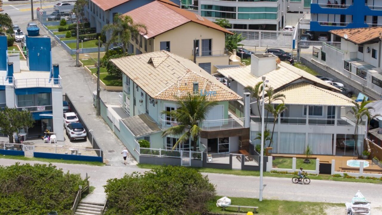 Casa para aluguel de temporada em Bombinhas (Praia de Bombas)